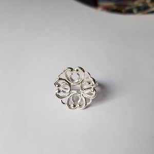 Inel din metal argintat, inel ajustabil, inel argintiu filigranat, inel statement reglabil - bijuterii - inele - inele statement - Artynos.ro