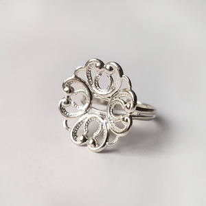 Inel din metal argintat, inel ajustabil, inel argintiu filigranat, inel statement reglabil - bijuterii - inele - inele statement - Artynos.ro