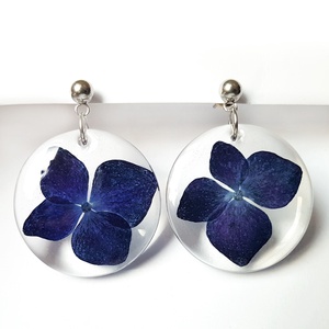 Cercei cu flori naturale cercei hoops rotunzi cercei moderni cercei cu flori hortensii Cadou martie ziua femeii martisor, Bijuterii, Cercei, Cercei Hoops, Aranjament de flori, Confectionarea bijuteriilor, ARTYNOS