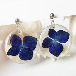 Cercei cu flori naturale cercei hoops rotunzi cercei moderni cercei cu flori hortensii Cadou martie ziua femeii martisor - bijuterii - cercei - cercei hoops - Artynos.ro