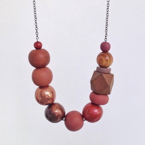 Colier contemporan culoarea cuprului colier toamna caramiziu colier statement pentru birou colier geometric maro minimal - Artynos.ro