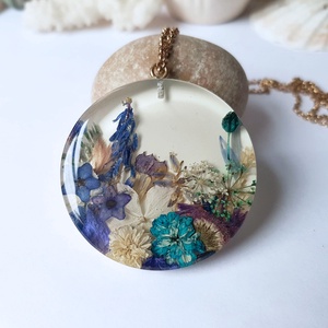 Colier flori handmade Pandantiv unicat din rasina flori naturale albastre colier cadou femeie iubita martie martisor - bijuterii - coliere - pandative - Artynos.ro