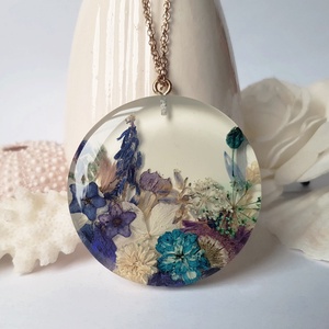 Colier flori handmade Pandantiv unicat din rasina flori naturale albastre colier cadou femeie iubita martie martisor - Artynos.ro