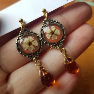 Cercei lungi cu flori albe naturale cercei caramizii cercei moderni cadou sotie iubita mama martie martisor ziua mamei - bijuterii - cercei - cercei din rășină - Artynos.ro