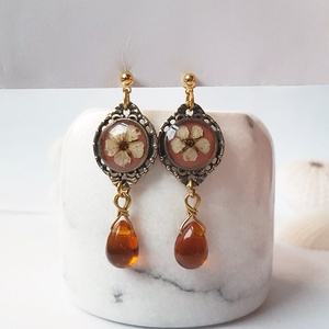 Cercei lungi cu flori albe naturale cercei caramizii cercei moderni cadou sotie iubita mama martie martisor ziua mamei - bijuterii - cercei - cercei din rășină - Artynos.ro