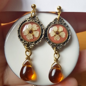 Cercei lungi cu flori albe naturale cercei caramizii cercei moderni cadou sotie iubita mama martie martisor ziua mamei - Artynos.ro