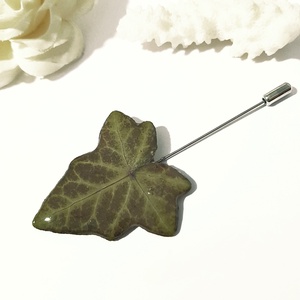 Brosa din frunza de iedera brosa din rasina Cadou iubitoare natura padure cadou inedit martie martisor toamna, Bijuterii, Brose, Confectionarea bijuteriilor, ARTYNOS