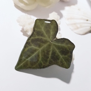 Brosa din frunza de iedera brosa din rasina Cadou iubitoare natura padure cadou inedit martie martisor toamna, Bijuterii, Brose, Confectionarea bijuteriilor, ARTYNOS