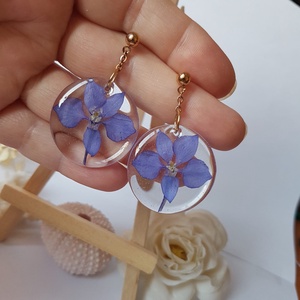 Cercei lungi cu flori albastre violete cercei din rasina cercei moderni cercei cu albastrele cercei hippie  - bijuterii - cercei - cercei din rășină - Artynos.ro