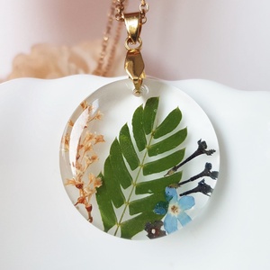 Colier handmade Pandantiv rasina buchet flori naturale Pandantiv terarium cadou inedit pandantiv ocazie, Bijuterii, Coliere, Pandative, Confectionarea bijuteriilor, Aranjament de flori, Acest pandantiv este realizat din rasina si flori naturale. Am mai inclus si alte elemente precum  ..., ARTYNOS