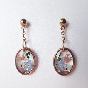 Cercei lungi cu flori albastre violete cercei din rasina cercei moderni cercei cu albastrele cercei hippie , Bijuterii, Cercei, Cercei din rasina, , ARTYNOS