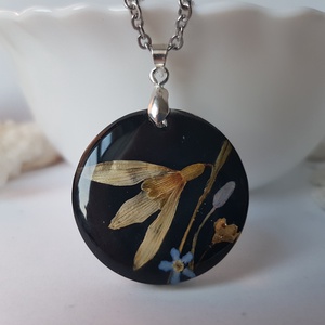 Colier unicat handmade Pandantiv flori naturale primavara Pandantiv ghiocel si albastre medalion botanic cadou Craciun, Bijuterii, Coliere, Pandative, Confectionarea bijuteriilor, Aranjament de flori, ARTYNOS