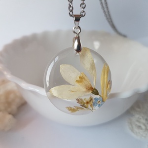 Colier unicat handmade Pandantiv flori naturale primavara Pandantiv ghiocel si albastre medalion botanic cadou Craciun, Bijuterii, Coliere, Pandative, Confectionarea bijuteriilor, Aranjament de flori, ARTYNOS