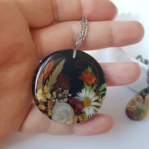 Colier flori handmade Pandantiv vintage din rasina flori naturale buchet flori colier flori presat cadou femeie iubita - bijuterii - coliere - pandative - Artynos.ro