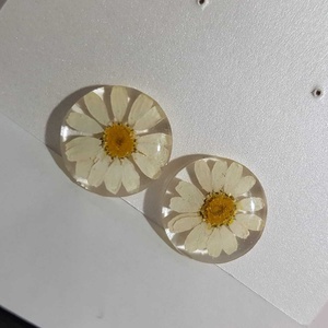 Cercei lungi cu flori margarete naturale cercei din rasina cercei moderni cercei cu flori de margarete cercei hippie , Bijuterii, Cercei, Cercei din rasina, Confectionarea bijuteriilor, ARTYNOS