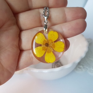 Colier flori handmade Pandantiv vintage din rasina flori naturale buchet flori colier flori presat cadou femeie iubita - bijuterii - coliere - pandative - Artynos.ro