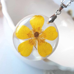 Colier flori handmade Pandantiv vintage din rasina flori naturale buchet flori colier flori presat cadou femeie iubita, Bijuterii, Coliere, Pandative, Aranjament de flori, Confectionarea bijuteriilor, ARTYNOS