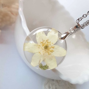 Colier flori handmade Pandantiv vintage din rasina flori naturale buchet flori colier flori presat cadou femeie iubita, Bijuterii, Coliere, Pandative, Aranjament de flori, Confectionarea bijuteriilor, ARTYNOS