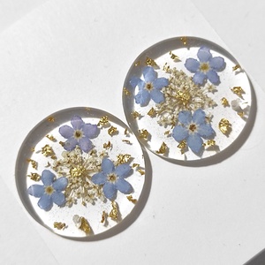 Cercei lungi cu flori margarete naturale cercei din rasina cercei moderni cercei cu flori de margarete cercei hippie  - Artynos.ro