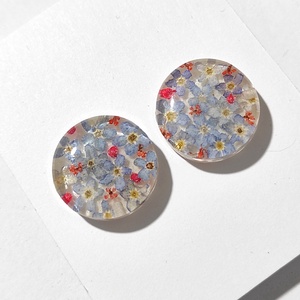 Cercei lungi cu flori margarete naturale cercei din rasina cercei moderni cercei cu flori de margarete cercei hippie  - Artynos.ro