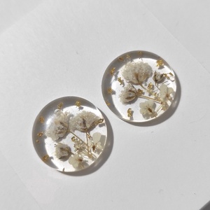 Cercei lungi cu flori margarete naturale cercei din rasina cercei moderni cercei cu flori de margarete cercei hippie  - Artynos.ro