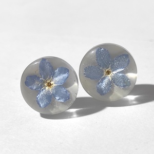 Cercei lungi cu flori margarete naturale cercei din rasina cercei moderni cercei cu flori de margarete cercei hippie  - Artynos.ro