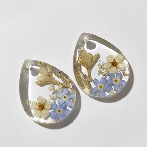 Cercei lungi cu flori margarete naturale cercei din rasina cercei moderni cercei cu flori de margarete cercei hippie , Bijuterii, Cercei, Cercei din rasina, Confectionarea bijuteriilor, ARTYNOS