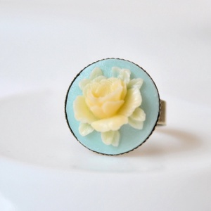 Inel reglabil turcoaz cu caboson inel camee inel ajustabil floare crem inel vintage cadou pentru fiica bijuterie mana - bijuterii - inele - inele statement - Artynos.ro