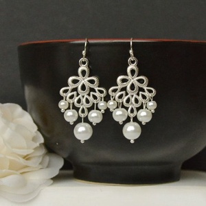 Cercei cu perle albe, cercei mireasa cercei atarnatori cercei candelabru cercei ocazie cercei atarnatori cu perle albe - accesorii nuntă - bijuterii mireasă - cercei mireasă - Artynos.ro