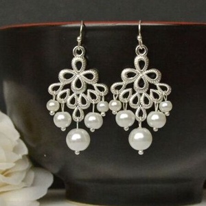 Cercei cu perle albe, cercei mireasa cercei atarnatori cercei candelabru cercei ocazie cercei atarnatori cu perle albe - Artynos.ro