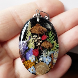 Colier unicat handmade Pandantiv terarium flori naturale de nu ma uita medalion botanic melc cadou Craciun ocazie nunta - bijuterii - coliere - coliere cu pandative - Artynos.ro