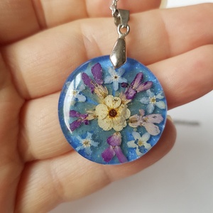 Colier unicat pandantiv flori naturale padure Pandantiv rasina medalion albastru eco friendly Pandantiv cadou Craciun - bijuterii - coliere - pandative - Artynos.ro