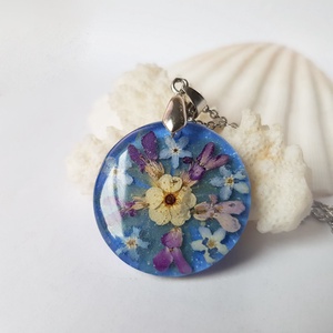 Colier unicat pandantiv flori naturale padure Pandantiv rasina medalion albastru eco friendly Pandantiv cadou Craciun, Bijuterii, Coliere, Pandative, Confectionarea bijuteriilor, Aranjament de flori, ARTYNOS