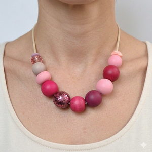 Colier asimetric rosu roz, colier contemporan artizanal colier statement colier geometric bijuterie moderna pentru birou - bijuterii - coliere - coliere din mărgele - Artynos.ro