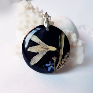 Colier unicat handmade Pandantiv flori naturale primavara Pandantiv ghiocel si albastre medalion botanic cadou Craciun - Artynos.ro