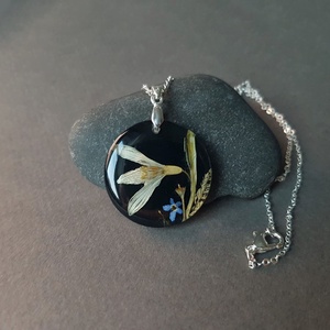 Colier unicat handmade Pandantiv flori naturale primavara Pandantiv ghiocel si albastre medalion botanic cadou Craciun - bijuterii - coliere - coliere cu pandative - Artynos.ro