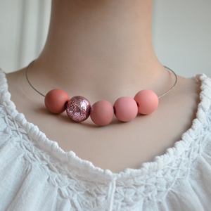 Colier margele rotunde colier colorat colier statement contemporan colier geometric choker Colier monocrom roz caramiziu - bijuterii - coliere - chockere - Artynos.ro
