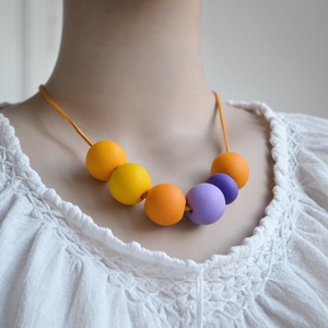 Colier margele rotunde mari colier colorat colier statement contemporan colier geometric choker Colier galben violet - bijuterii - coliere - coliere din mărgele - Artynos.ro