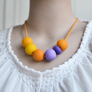 Colier margele rotunde mari colier colorat colier statement contemporan colier geometric choker Colier galben violet - bijuterii - coliere - coliere din mărgele - Artynos.ro