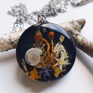 Colier handmade, Pandantiv din rasina cu flori naturale, Pandantiv terarium, cadou inedit, pandantiv cu melc - Artynos.ro