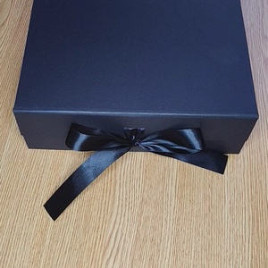 Cutie rigida cu inchidere magnetica 27/20/9,5 cm - Artynos.ro