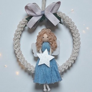Makramé înger Crăciun decorare ușă - albastru și argint rochie cu stea și arc - crăciun - decorațiuni de crăciun de casă - decorațiuni pentru ușă de crăciun - Artynos.ro