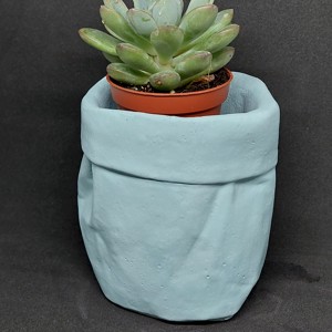 Materialul de culoare turcoaz al ghiveciului de beton in forma de punga incretita colorata, , , ARTYNOS