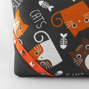 Side sac cu pisoi pe fundal negru -  - Artynos.ro