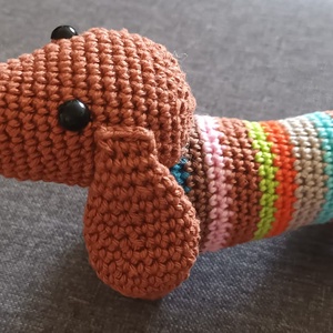 Tacskó kutyus, Jucarii si echipamente pentru copii, Plusuri, Caine de plus, Crosetat, Kb 20 cm hosszú, 100% pamut fonalból horgolt amigurumi figura, ARTYNOS