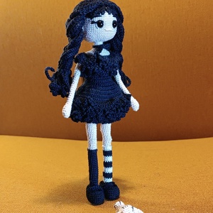 Păpușă croșetată manual, stil gotic - inspirata de personaje din seriale celebre - jucării și echipamente pentru copii - plușuri - păpușă croșetată, păpușă de pluș - Artynos.ro