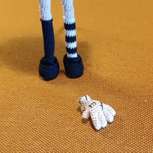 Păpușă croșetată manual, stil gotic - inspirata de personaje din seriale celebre - jucării și echipamente pentru copii - plușuri - păpușă croșetată, păpușă de pluș - Artynos.ro
