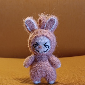 Breloc crosetat manual - monstrulet dragut, stil figurine de colectie, Jucarii si echipamente pentru copii, Plusuri, Papusa crosetata, papusa de plus, Crosetat, Cusatura, ARTYNOS