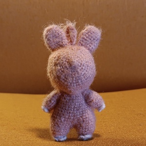 Breloc crosetat manual - monstrulet dragut, stil figurine de colectie - jucării și echipamente pentru copii - plușuri - păpușă croșetată, păpușă de pluș - Artynos.ro