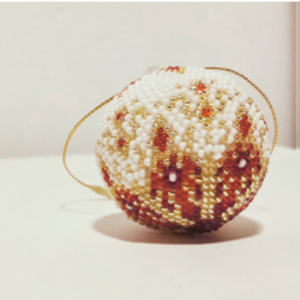 Glob de Craciun crosetat handmade cu margele  decor elegant pentru brad - Artynos.ro